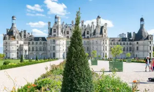 Schloss Chambord, ein Highlight für Tagesausflüge von Paris, mit seinen Türmen und Gärten.