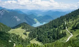 Traumhafte Berglandschaft mit türkisfarbenem See, ideal für Wandergebiete Deutschland.