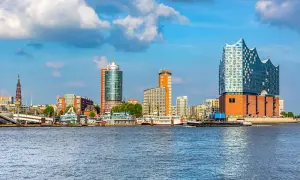 Ein perfektes Wochenende in Hamburg: Die Elbphilharmonie und moderne Hochhäuser ragen über dem Wasser auf, Schiffe gleiten vorbei.