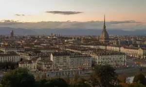 Turin bei Sonnenuntergang, ein versteckter Schatz unter den **italien geheimtipps**. Die Mole Antonelliana ragt über die Stadt.