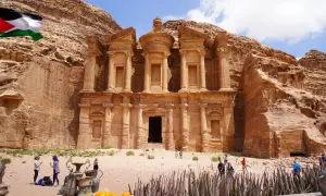 Petra, eines der neuen 7 Weltwunder, beeindruckt mit seiner Felsarchitektur. Eine palästinensische Flagge weht im Wind.