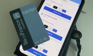 Navigo-Karte und Smartphone zeigen Optionen für den Pariser Nahverkehr.