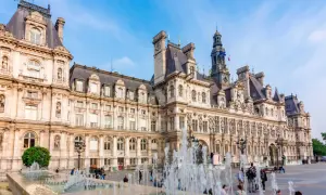 Das Hôtel de Ville in Paris, ein prächtiges Gebäude mit Wasserspielen davor.