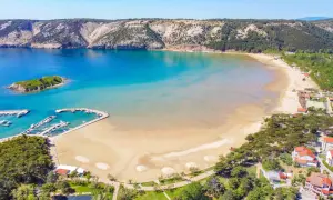 Traumhafte Bucht mit kleinem Inselchen und Yachthafen auf der Insel Rab. Ein echter Geheimtipp für einen entspannten Urlaub.