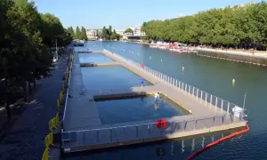 Schwimmen in Paris: Schwimmbecken auf dem Canal Saint-Martin, mit Menschen, die das Wasser genießen.