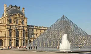 Louvre-Pyramide mit Wasserspielen. Informieren Sie sich über den Eintritt Louvre Preis, bevor Sie die Kunst bestaunen.