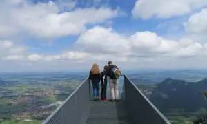 Familie genießt Panoramablick über Pfronten. Ein perfekter Ort für Geheimtipps und unvergessliche Ausblicke.