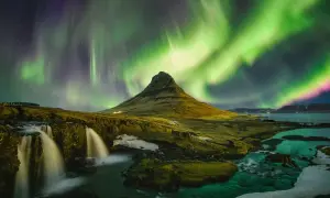 Spektakuläre Nordlichter über Kirkjufell. Meine island im dezember erfahrungen waren magisch: Wasserfälle, schneebedeckte Landschaft und das Himmelsballett.