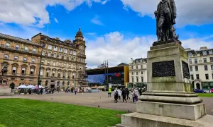 Denkmal im Zentrum von Glasgow. Hier kann man viel entdecken, von historischen Gebäuden bis zu modernen Glasfassaden.