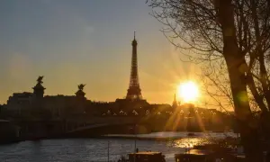 Sonnenuntergang über Paris mit Eiffelturm und Seine. Tolle Tipps für Ihren Paris-Besuch bei diesem Anblick.