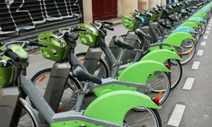 Reihe von Leihrädern in Paris, bereit für eine Tour durch die Stadt.