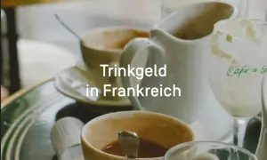 Kaffee und Milch in Paris. Ein Blick auf das Trinkgeld in Frankreich, das oft im Preis inbegriffen ist.