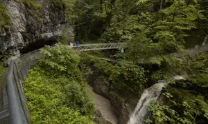 Wanderer überqueren eine Brücke in der Breitachklamm, ein beeindruckendes Naturerlebnis, das sich perfekt für eine Komoot-Tour eignet.