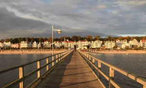 Holzbrücke führt zu einer Promenade mit Bäderarchitektur. Ein echter geheimtipp bansin für einen entspannten Urlaub am Meer.