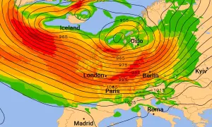 Wetterkarte zeigt Tiefdruckgebiet über Island mit roten und orangen Farbtönen. Isolinien zeigen niedrigen Luftdruck.