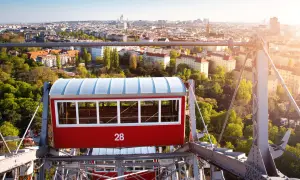 Wiener Riesenrad-Gondel mit Blick auf die Stadt. Ein Muss, was man in Wien gesehen haben muss, um die Skyline zu genießen.