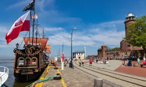 Piraten-Schiff "Santa Maria" in Kolberg, ein toller Geheimtipp für Familien. Im Hintergrund der Leuchtturm und die Promenade.