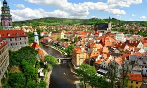 Malerische Altstadt mit Fluss, Burg und Kirchturm. Perfekt für Prag Ausflugstipps!