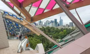 Blick durch die Glasdachkonstruktion des Louis Vuitton Museums Paris auf die Skyline von La Défense.