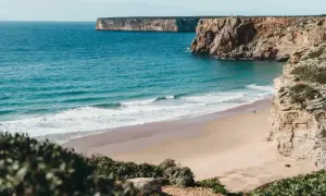 Atemberaubende Küstenlandschaft an der Algarve. Entdecken Sie versteckte Buchten und einsame Strände – echte Algarve Geheimtipps für Ruhesuchende.
