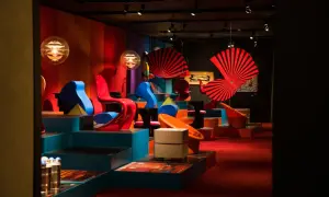 Bunte Stühle und Lampen in einer Ausstellung, die an einen regnerischen Tag in Kopenhagen erinnert.