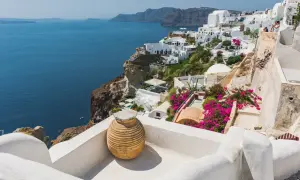 Ein malerischer Blick auf die Kykladen, ein Geheimtipp für Griechenland. Weiße Häuser schmiegen sich an die Klippen, das tiefblaue Meer glitzert.