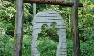 Ein Torbogen aus Holz und Stein markiert den Beginn des Liebesbankweges, einem der schönen **Harz Wanderwege**.