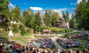 Wildwest-Spektakel im Erzgebirge: Ein Saloon, Indianerzelte und eine Bühne mit Darstellern. Ein Geheimtipp für Familien!