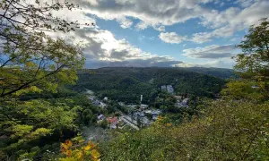Blick ins Tal mit Häusern und Bäumen. Ein toller Ort für Butterberg wandern.