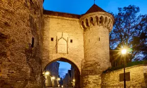 Historisches Stadttor in Tallinn bei Nacht. Ein echter Geheimtipp für Tallinn-Besucher, der zum Erkunden einlädt.