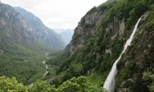 Ein atemberaubender Wasserfall stürzt in ein grünes Tal. Ein wahrer **Schweiz wandern Geheimtipp** für Naturliebhaber.