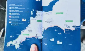 Karte der South West Coast Path Etappen von Exmoor bis zur Jurassic Coast. Zeigt Cornwall, Devon, Somerset und Dorset.