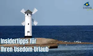 Insidertipps für Ihren Usedom Urlaub: Ein weißer Leuchtturm ragt aus dem Meer, während Möwen auf einer Mole landen.
