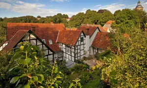 Fachwerkhäuser mit roten Ziegeldächern, umgeben von üppigem Grün. Ein idyllischer Ort für einen Kurztrip Deutschland Geheimtipp.