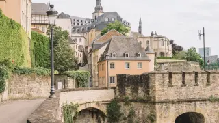 Historische Gassen und Gebäude in Luxemburg Stadt, mit einer alten Steinmauer und einem Bogen.