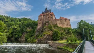 Burg Kriebstein, ein malerisches Juwel unter den Ausflugszielen Sachsens, thront über einem Wasserfall.