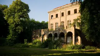 Verlassenes Gebäude im Grünen, ein typisches Beispiel für lost places NRW.