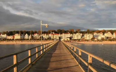 Holzbrücke führt zu einer Promenade mit Bäderarchitektur. Ein echter geheimtipp bansin für einen entspannten Urlaub am Meer.