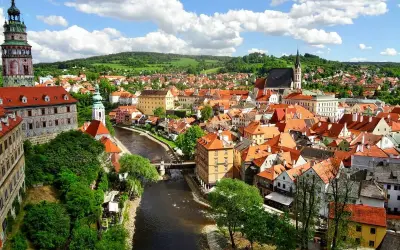 Malerische Altstadt mit Fluss, Burg und Kirchturm. Perfekt für Prag Ausflugstipps!