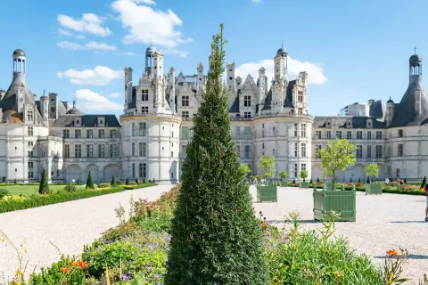Schloss Chambord, ein Highlight für Tagesausflüge von Paris, mit seinen Türmen und Gärten.