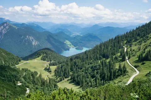 Traumhafte Berglandschaft mit türkisfarbenem See, ideal für Wandergebiete Deutschland.