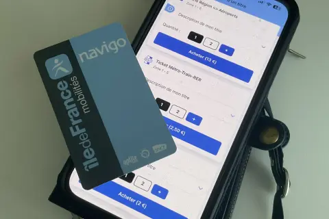 Navigo-Karte und Smartphone zeigen Optionen für den Pariser Nahverkehr.
