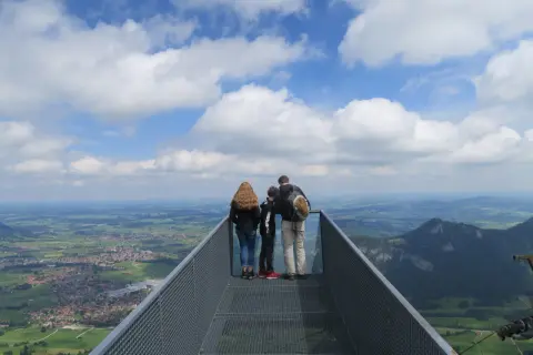 Familie genießt Panoramablick über Pfronten. Ein perfekter Ort für Geheimtipps und unvergessliche Ausblicke.