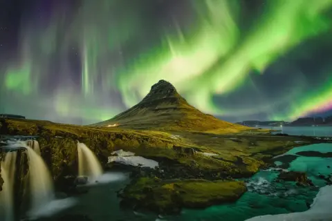 Spektakuläre Nordlichter über Kirkjufell. Meine island im dezember erfahrungen waren magisch: Wasserfälle, schneebedeckte Landschaft und das Himmelsballett.