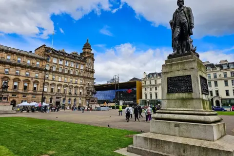Denkmal im Zentrum von Glasgow. Hier kann man viel entdecken, von historischen Gebäuden bis zu modernen Glasfassaden.