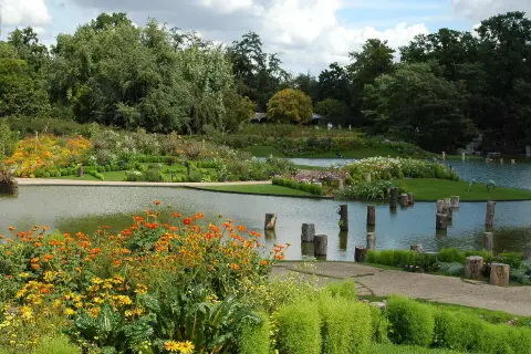 Blühende Parks in Paris mit Teichen, bunten Blumen und grünen Bäumen. Ein friedlicher Ort zum Entspannen.