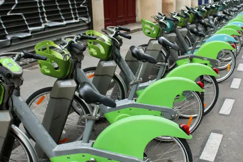 Reihe von Leihrädern in Paris, bereit für eine Tour durch die Stadt.