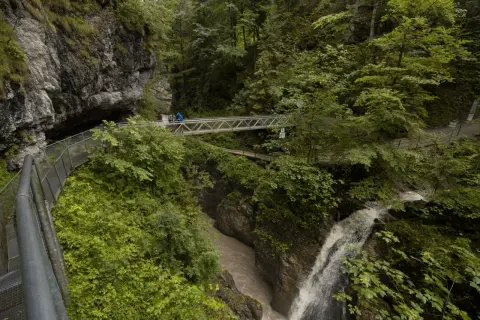Wanderer überqueren eine Brücke in der Breitachklamm, ein beeindruckendes Naturerlebnis, das sich perfekt für eine Komoot-Tour eignet.