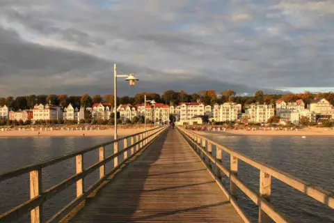 Holzbrücke führt zu einer Promenade mit Bäderarchitektur. Ein echter geheimtipp bansin für einen entspannten Urlaub am Meer.