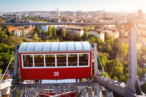 Wiener Riesenrad-Gondel mit Blick auf die Stadt. Ein Muss, was man in Wien gesehen haben muss, um die Skyline zu genießen.